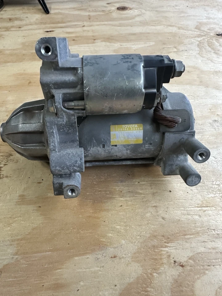 Motor de arranque Toyota Tundra 2010-2019 4,6 usado Foto 1 de 4