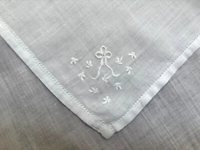 VINTAGE HANKY SIMPLE & SWEET WHITE ON WHITE EMBROIDERY BOW & FLORALS HEMSTITCHED - Image 1 of 3