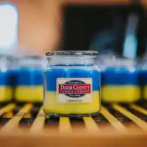 VELA DE RELIEVE UCRANIA HECHA A MANO DOOR COUNTY CANDLE COMPANY, ¡NUEVA! - Imagen 1 de 4