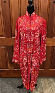 Pflaumenblüten Vintage rot Kimono lang Morgenmantel Seide Blumen bestickt M/L Gr. 44 - Bild 1 von 14