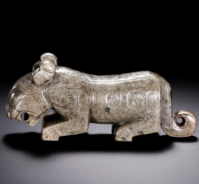 Antiguo tigre chino de jade hetiano gris-marrón del período Zhou occidental Foto 1 de 4