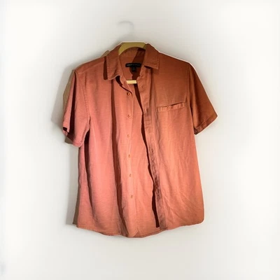 Camisa Saks Fifth Avenue Para Hombre Manga Corta Abotonada Rosa Coral Talla Pequeña Foto 1 de 3