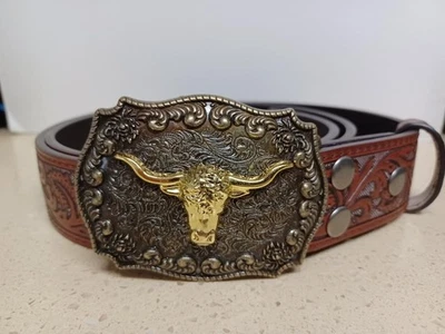 FIVELA DE CAVALO FEMININA WESTERN COURO GENUÍNO VERMELHO EM RELEVO comprimento do cinto é 42 em NOVO - Imagem 1 de 4