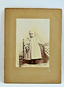 Vintage Foto eines Kindes auf Sofa auf Kabinettkarte von Bowersox Ohio 1890er schwarzweiß - Bild 1 von 6