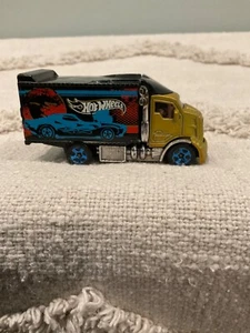 Hot Wheels 2012 Hiway Hauler 2 Gold - Picture 1 of 6