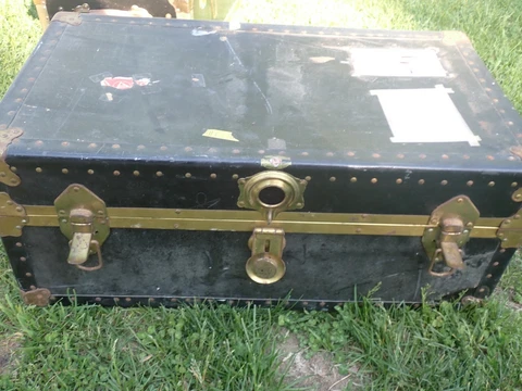Vintage footlocker trunk chest coffee table storage box leather handles no key Cover