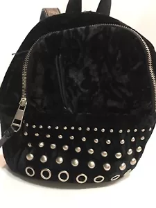 Steve Madden Madden Mädchen, zerquetschter Samt Nieten Mini-Rucksack | schwarz - Bild 1 von 12