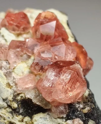 Cristales de rodocrosita, fluorita sobre matriz. Mina Uchucchacua, Perú. 55 gramos. Foto 1 de 4