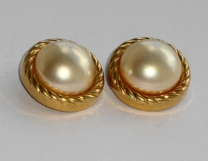 SUPERB RARE OLD VINTAGE CHRISTIAN DIOR LARGE GOLD TONE PEARL EARRINGS SIGNED !! - Picture 1 of 3