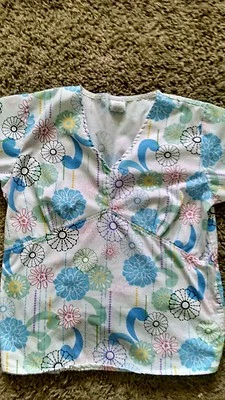 Uniforme Médico Para Mujer Top Cuello en V Cuidado de la Salud Dental Retro Margaritas Bolsillos Talla M Foto 1 de 2