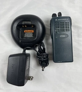 motorola ct250 4-kanałowe radio vhf niebieskie z ładowarką testowane AAH34KDC9AA1AN - Zdjęcie 1 z 11