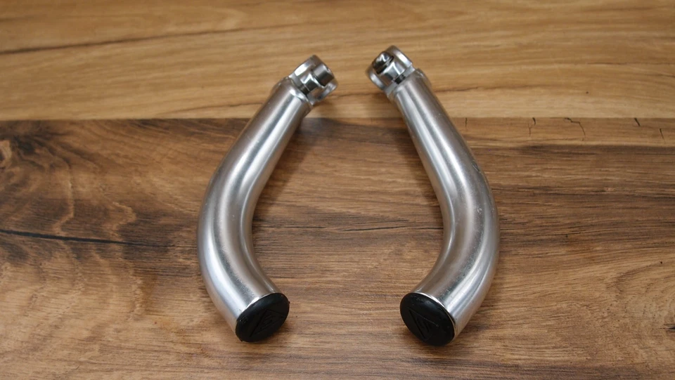 Extremos de barra de aleación de aluminio años 90 Concept para MTB 22,2 mm con enchufes Concept Foto 1 de 4