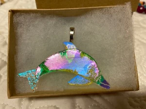 SCHILLERNDER DICHROITISCHER GLAS DELFIN ANHÄNGER HALSKETTE HANDGEFERTIGT OZEAN FISCH SCHMUCK - Bild 1 von 4