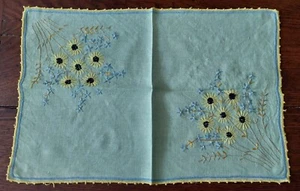 Vintage Green Linen Embroidered Placemat 32 X 48 Cm - Picture 1 of 4
