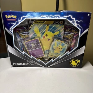 ⚡ Pokémon TCG: Pikachu V Box featuring Mimikyu - NEU & Factory Sealed! 🎁 - Bild 1 von 2
