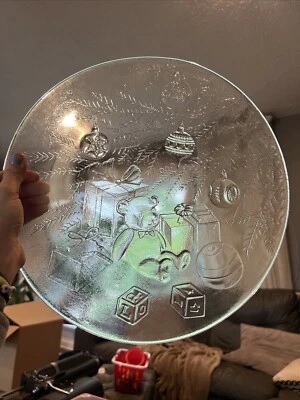 Праздничное сервировочное блюдо Libbey 13 дюймов стеклянная рождественская елка плюшевый медведь подарки - Изображение 1 из 3