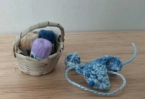 Juego de 5 piezas de tejido e hilo miniatura para casa de muñecas azul tostado lavanda 1:12 - Imagen 1 de 4