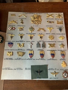 FANTASTICO! Lotto 236 pezzi insegne rango e reggimento esercito americano 1975 circa - Foto 1 di 16