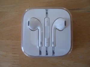IPhone EarPods with Remote and Mic - Picture 1 of 2