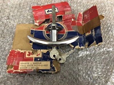 WILLYS JEEP WAGON OEM LOCKING TAILGATE HANDLE WITH KEYS    NOS - Imagem 1 de 4