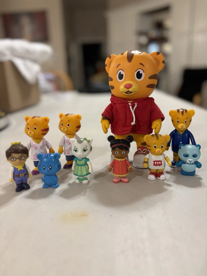 Lote De 10 Figuras De Familia, Amigos Y Mascotas Barrio Daniel Tigers Foto 1 de 4