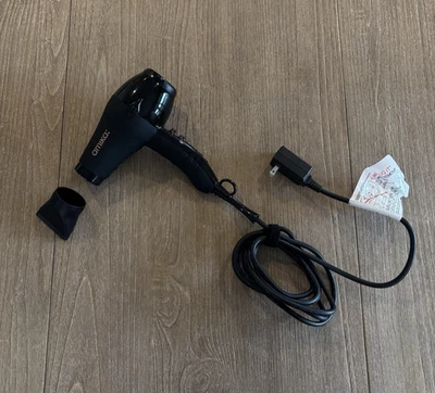 Herramienta de peinado secador de pelo Amika "The Accomplice" en negro | Tamaño regular Foto 1 de 4