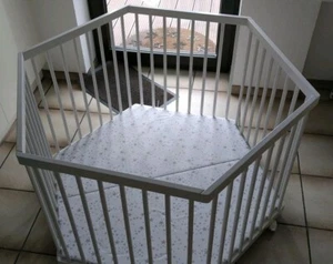 Fabimax Baby Laufgitter 6-eckig, weiß - Bild 1 von 5