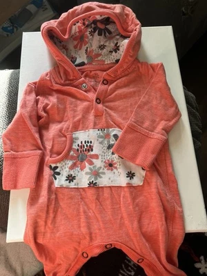 Lindo conjunto de una pieza rosa de 3 meses para niñas de iniciadores de bebé a presión Foto 1 de 4