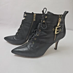 Stivaletti Michael Kors in pelle nera con tacco 3" Brena fibbia oro misura 9,5M - Foto 1 di 13