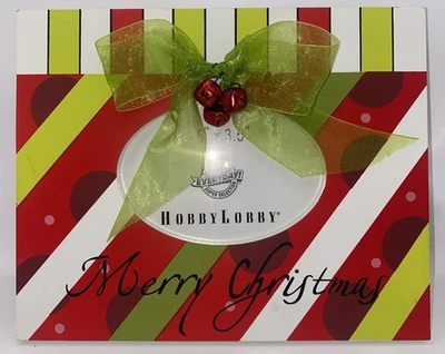 "Marco de fotos de madera Feliz Navidad 5x3,5"" Hobby Lobby Jingle Bells rojo verde usado en excelente estado" Foto 1 de 4