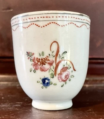 Xícara de chá chinesa antiga fina exportação, porcelana, decoração de esmalte sobre esmalte, anos 1800 - Imagem 1 de 4