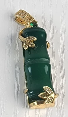 Colgante enchapado en oro con forma de bambú calcedonia verde con pedrería buena suerte 1,5" Foto 1 de 4