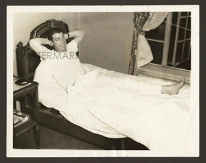 Joe Dimaggio 1946 en cama con elenco de lesiones de béisbol tipo 1 fotografía (22/7/1946) - Imagen 1 de 2