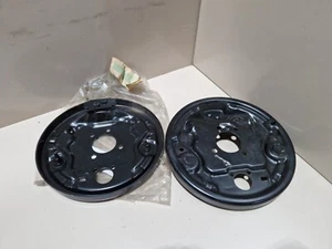 VW Audi Bremsträgerblech 827609439 NOS - Bild 1 von 2