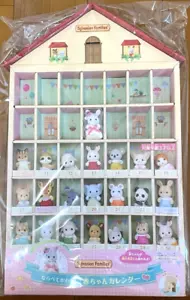 Calendario de exhibición de bebé y figura de conejo blanco Sylvanian Families Calico Critters - Imagen 1 de 2