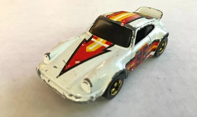 Hot Wheels P-911 PORCHE - White, HONG KONG, Gold Blackwalls, "95" Graphics 1988 - Image 1 of 4