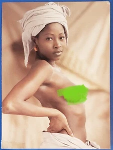 Cartolina Uwe Ommer donna sensuale topless foto arte marrone copricapo e gonna - Foto 1 di 3