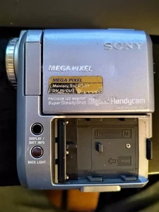 Cámara de video digital Sony Handycam DCR-PC105E para repuestos o reparaciones  - Imagen 1 de 5