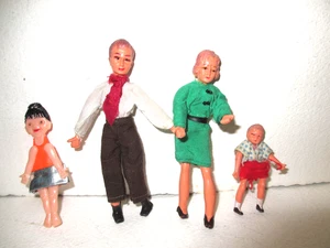 Puppenstubenfamilie: Kunststoff, biegsam...Vater, Mutter, Sohn, Zusatzmädchen 70er Jahre - Bild 1 von 3
