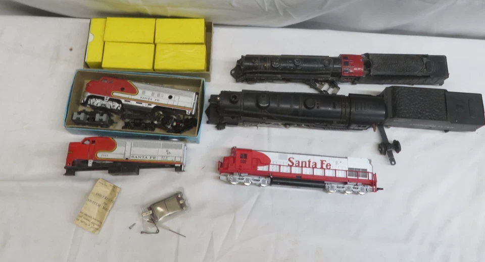 Mixed Lot of 5 Vintage American Flyer Santa Fe New York Central Model Trains - Image 1 of 4