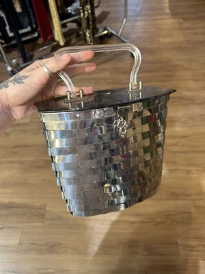 Bolso de metal tejido vintage años 50/60 “Dorset Rey” con tapa y asa Lucite. Foto 1 de 4