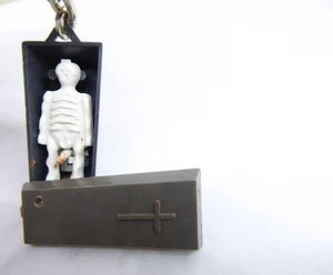 Porte-Clés / Key Ring - HUMORISTIQUE - SEXE - SQUELETTE - CERCUEIL - COFFIN - Imagen 1 de 8