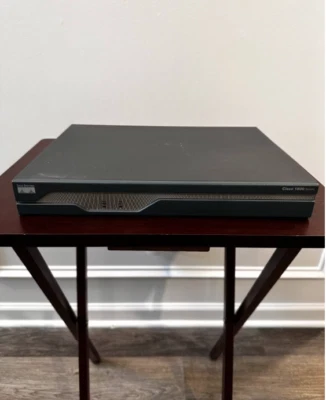 Router de servicio integrado Cisco 1800 Series CISCO1841 V05 Foto 1 de 2