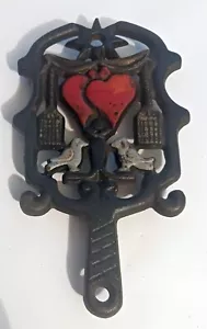 Colgador de pared Wilton de hierro fundido pintado a mano tortolitos vintage trivet - Imagen 1 de 4