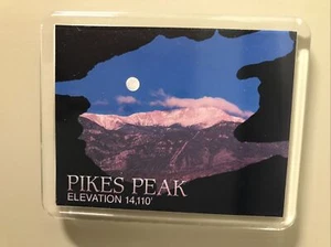 Vtg Fridge Picture Magnet PIKES PEAK Elevation 14,110 Plexiglass - Imagen 1 de 2
