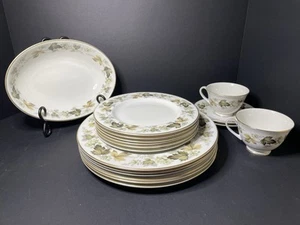 Vintage Royal Doulton Larchmont 6 Speiseteller, 6 Salat-, Gemüseschüssel, Tassen/Untertassen - Bild 1 von 13