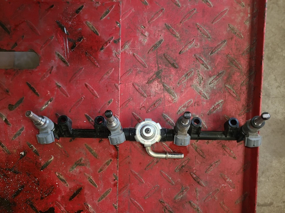 Топливная рейка 21 MT-10 с форсунками - Изображение 1 из 1