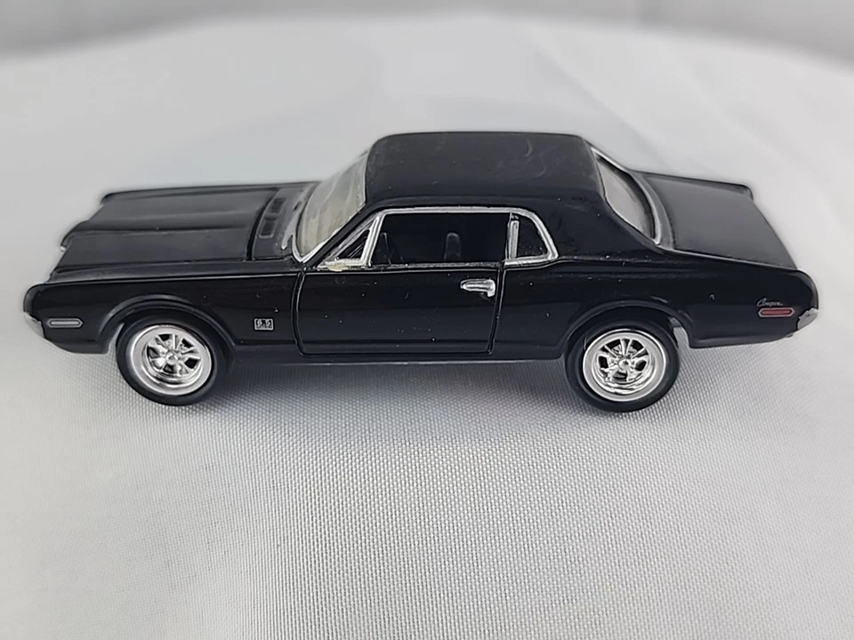 Johnny Lightning Muscle Car - 1968 Cougar XR7 negro sobre negro diecast 1:64  Foto 1 de 1