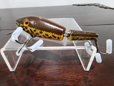 Señuelo de madera articulado vintage L&S Bass-Master 28M patrón de escala de rana ojos de vidrio de 4,5" Foto 1 de 4