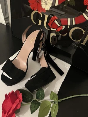 Tacones Gucci negros Foto 1 de 4